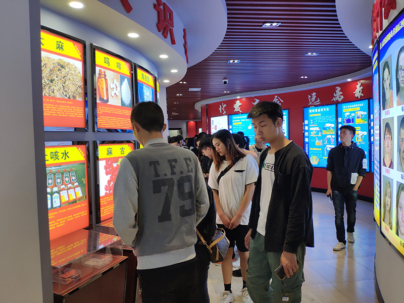 足球加官方网站组织师生代表参观德江县禁毒教育基地(图2)